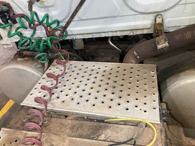 Freightliner Cascadia Deck Plate / Catwalk