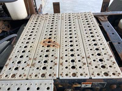 Freightliner Cascadia Deck Plate / Catwalk