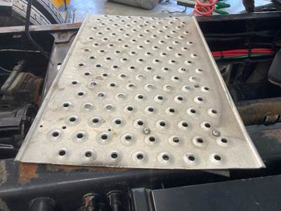 Freightliner Cascadia Deck Plate / Catwalk