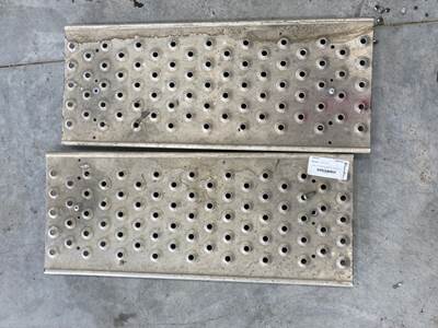 Freightliner Cascadia Deck Plate / Catwalk