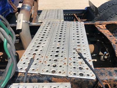 Freightliner Cascadia Deck Plate / Catwalk