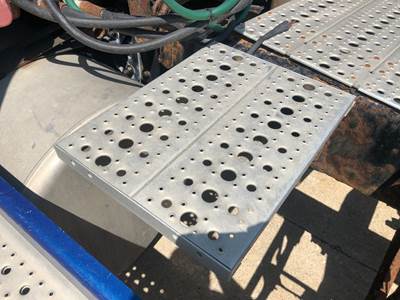 Freightliner Cascadia Deck Plate / Catwalk
