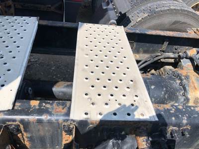 Freightliner Cascadia Deck Plate / Catwalk