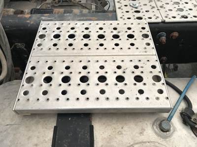 Freightliner Cascadia Deck Plate / Catwalk