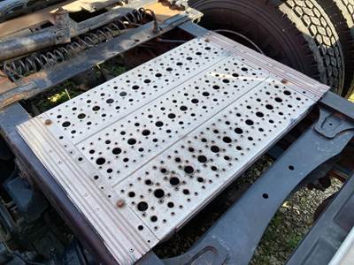 Freightliner Cascadia Deck Plate / Catwalk