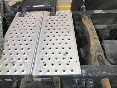 Freightliner Cascadia Deck Plate / Catwalk