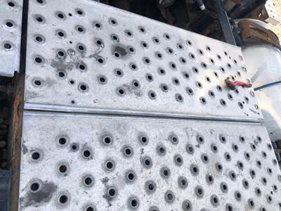 Freightliner Cascadia Deck Plate / Catwalk