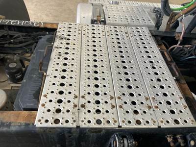 Freightliner Cascadia Deck Plate / Catwalk