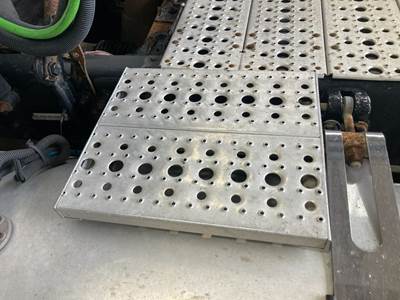 Freightliner Cascadia Deck Plate / Catwalk
