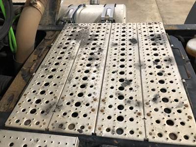 Freightliner Cascadia Deck Plate / Catwalk