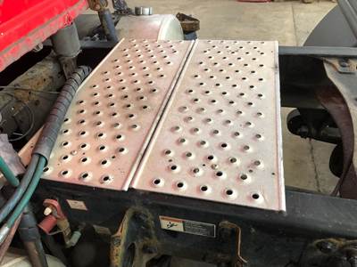 Freightliner Cascadia Deck Plate / Catwalk