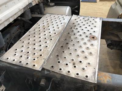 Freightliner Cascadia Deck Plate / Catwalk