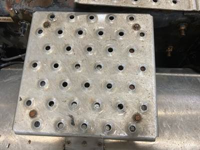 Freightliner Cascadia Deck Plate / Catwalk