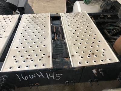 Freightliner Cascadia Deck Plate / Catwalk