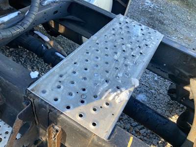 Freightliner Cascadia Deck Plate / Catwalk
