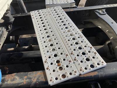 Freightliner Cascadia Deck Plate / Catwalk