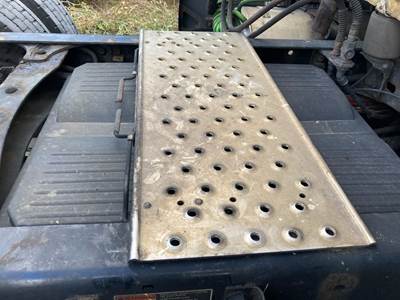 Freightliner Cascadia Deck Plate / Catwalk