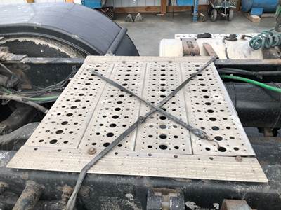 Freightliner Cascadia Deck Plate / Catwalk