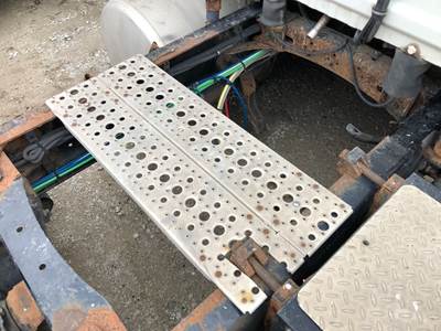 Freightliner Cascadia Deck Plate / Catwalk
