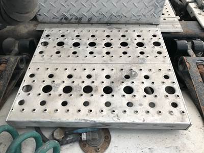 Freightliner Cascadia Deck Plate / Catwalk