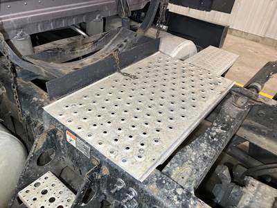 Freightliner Cascadia Deck Plate / Catwalk