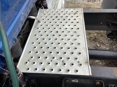 Freightliner Cascadia Deck Plate / Catwalk