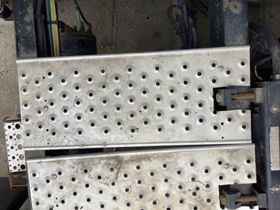 Freightliner Cascadia Deck Plate / Catwalk