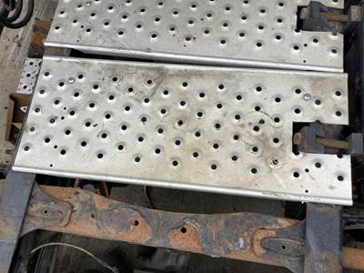 Freightliner Cascadia Deck Plate / Catwalk