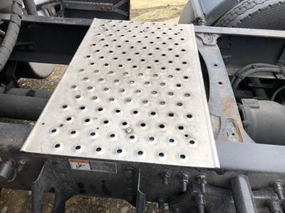 Freightliner Cascadia Deck Plate / Catwalk