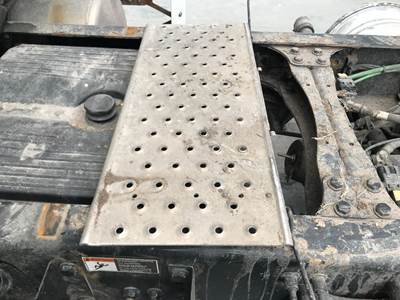 Freightliner Cascadia Deck Plate / Catwalk
