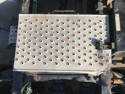 Freightliner Cascadia Deck Plate / Catwalk