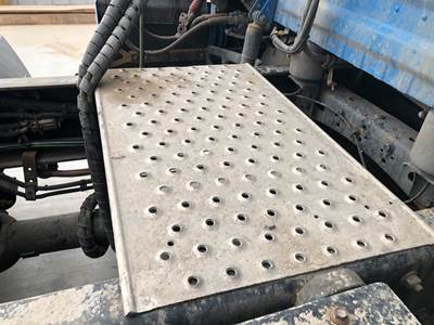 Freightliner Cascadia Deck Plate / Catwalk