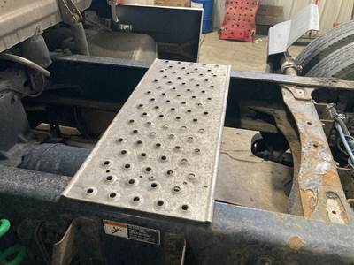 Freightliner Cascadia Deck Plate / Catwalk
