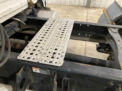 Freightliner Cascadia Deck Plate / Catwalk