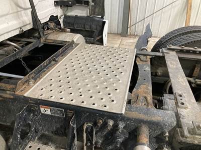 Freightliner Cascadia Deck Plate / Catwalk