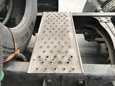 Freightliner Cascadia Deck Plate / Catwalk