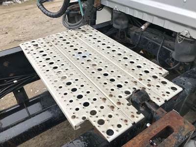 Freightliner Cascadia Deck Plate / Catwalk