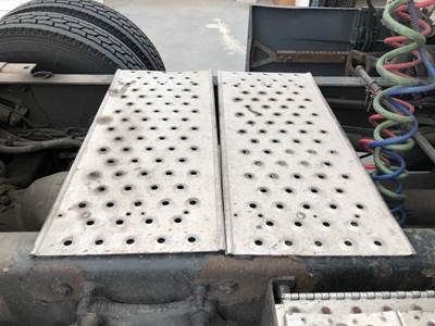 Freightliner Cascadia Deck Plate / Catwalk