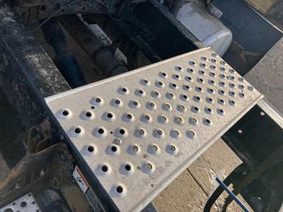 Freightliner Cascadia Deck Plate / Catwalk