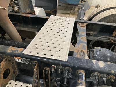 Freightliner Cascadia Deck Plate / Catwalk