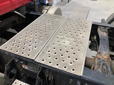 Freightliner Cascadia Deck Plate / Catwalk