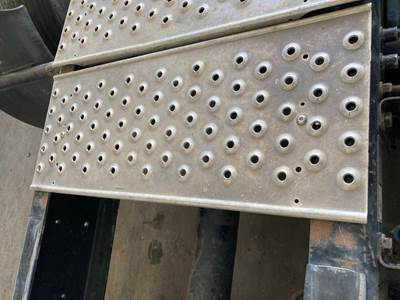 Freightliner Cascadia Deck Plate / Catwalk