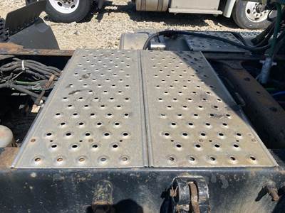 Freightliner Cascadia Deck Plate / Catwalk