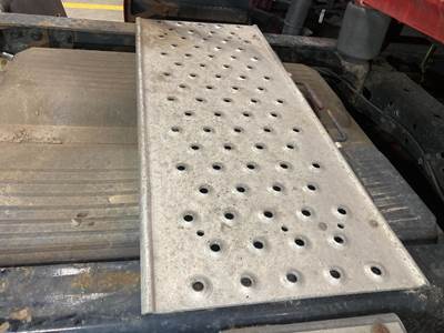 Freightliner Cascadia Deck Plate / Catwalk