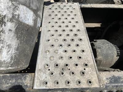 Freightliner Cascadia Deck Plate / Catwalk