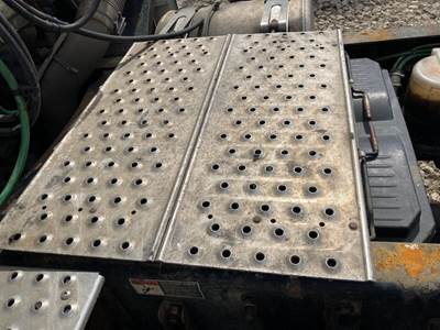 Freightliner Cascadia Deck Plate / Catwalk