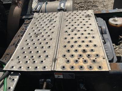 Freightliner Cascadia Deck Plate / Catwalk