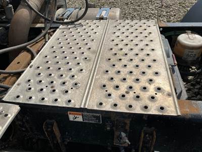 Freightliner Cascadia Deck Plate / Catwalk
