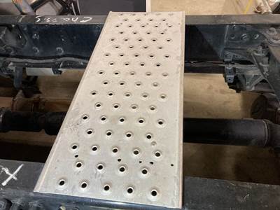 Freightliner Cascadia Deck Plate / Catwalk