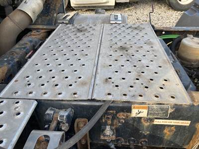 Freightliner Cascadia Deck Plate / Catwalk